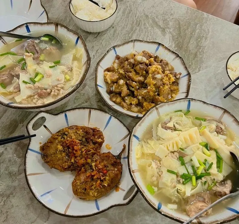 Thường xuyên dọn dẹp đồ ăn trong khu nhà bếp Thường xuyên dọn dẹp đồ ăn trong khu nhà bếp