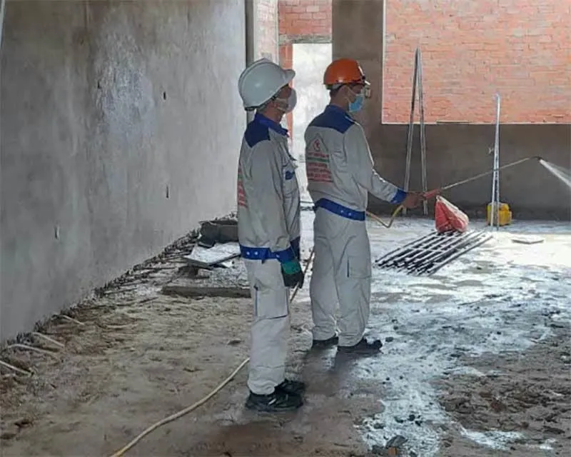Các chuyên gia đang xịt phòng chống mối cho công trình xây dựng Các chuyên gia đang xịt phòng chống mối cho công trình xây dựng