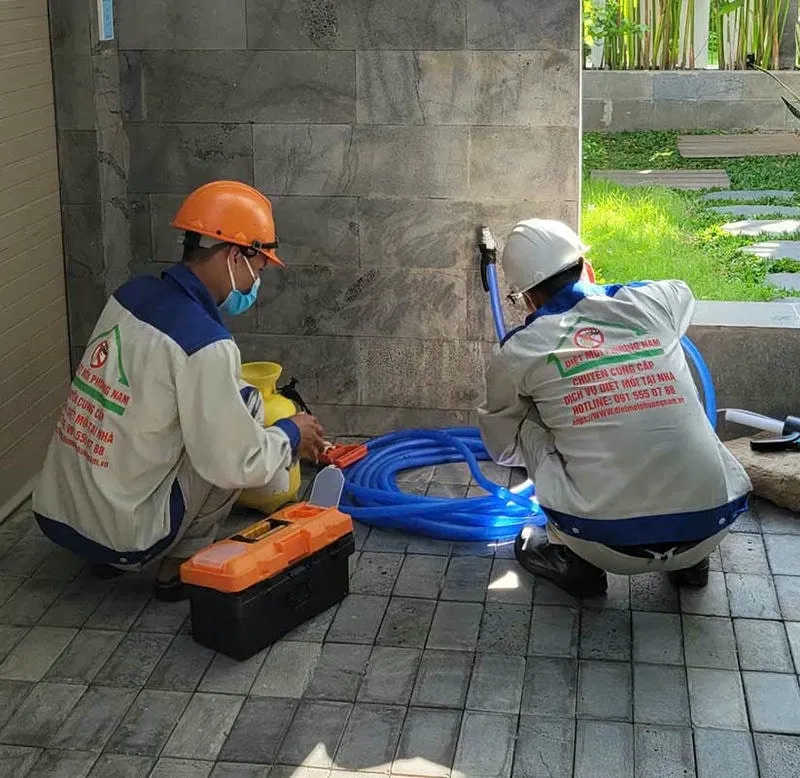 Nhân viên Phương Nam đang tiến hành pha thuốc để diệt mối tại đất đỏ Nhân viên Phương Nam đang tiến hành pha thuốc để diệt mối tại đất đỏ