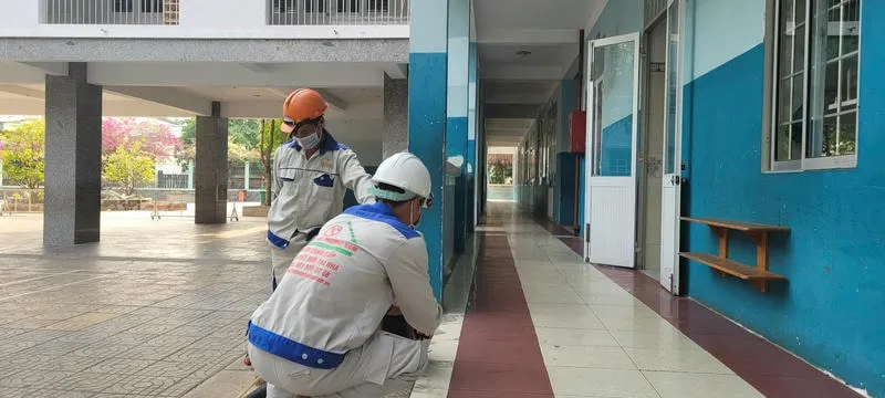 Nhân viên Phương Nam đang chuẩn bị diệt mối cho trường học tại Xuyên Lộc Nhân viên Phương Nam đang chuẩn bị diệt mối cho trường học tại Xuyên Lộc