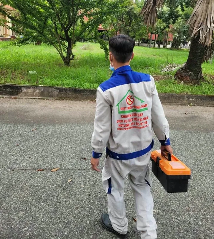 Nhân viên diệt mối Phương Nam đang khảo sát khu vực mối tại đất đỏ Nhân viên diệt mối Phương Nam đang khảo sát khu vực mối tại đất đỏ