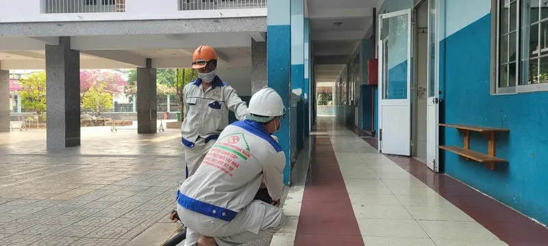 Kỹ thuật viên đang xử lý mối tận gốc tại nhà dân ở Bà Rịa Kỹ thuật viên đang xử lý mối tận gốc tại nhà dân ở Bà Rịa