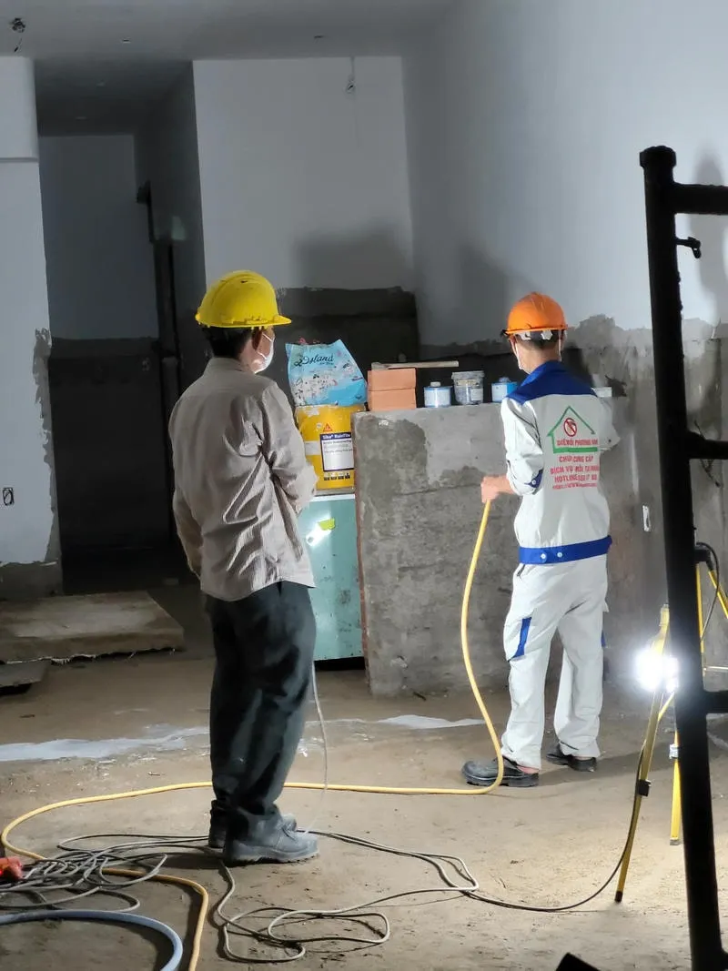 Nhân viên kỹ thuật phun thuốc diệt mối bằng thiết bị hiện đại Nhân viên kỹ thuật phun thuốc diệt mối bằng thiết bị hiện đại