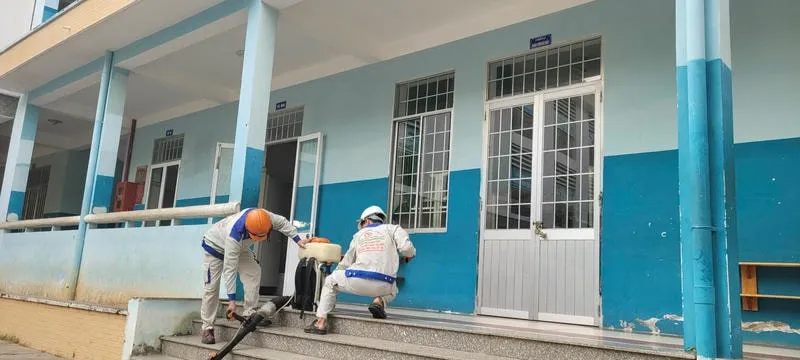 Đang chuẩn bị bơm thuốc để phun diệt mối tại khu vực Long Điền - Bà Rịa Vũng Tàu Đang chuẩn bị bơm thuốc để phun diệt mối tại khu vực Long Điền - Bà Rịa Vũng Tàu